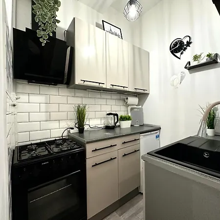 Nowa 8 - 1000m Main Square Apartman *